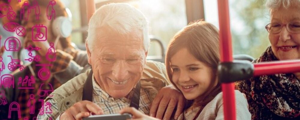 Un grand-père et sa petite-fille assis dans le bus tous deux souriants