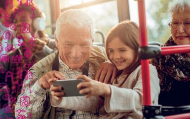 Un grand-père et sa petite-fille assis dans le bus tous deux souriants
