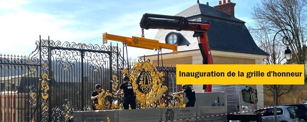 Pose de la grille d'honneur restaurée au domaine de Dampierre-en-Yvelines avant son inauguration par Mme la ministre Rachida Dati